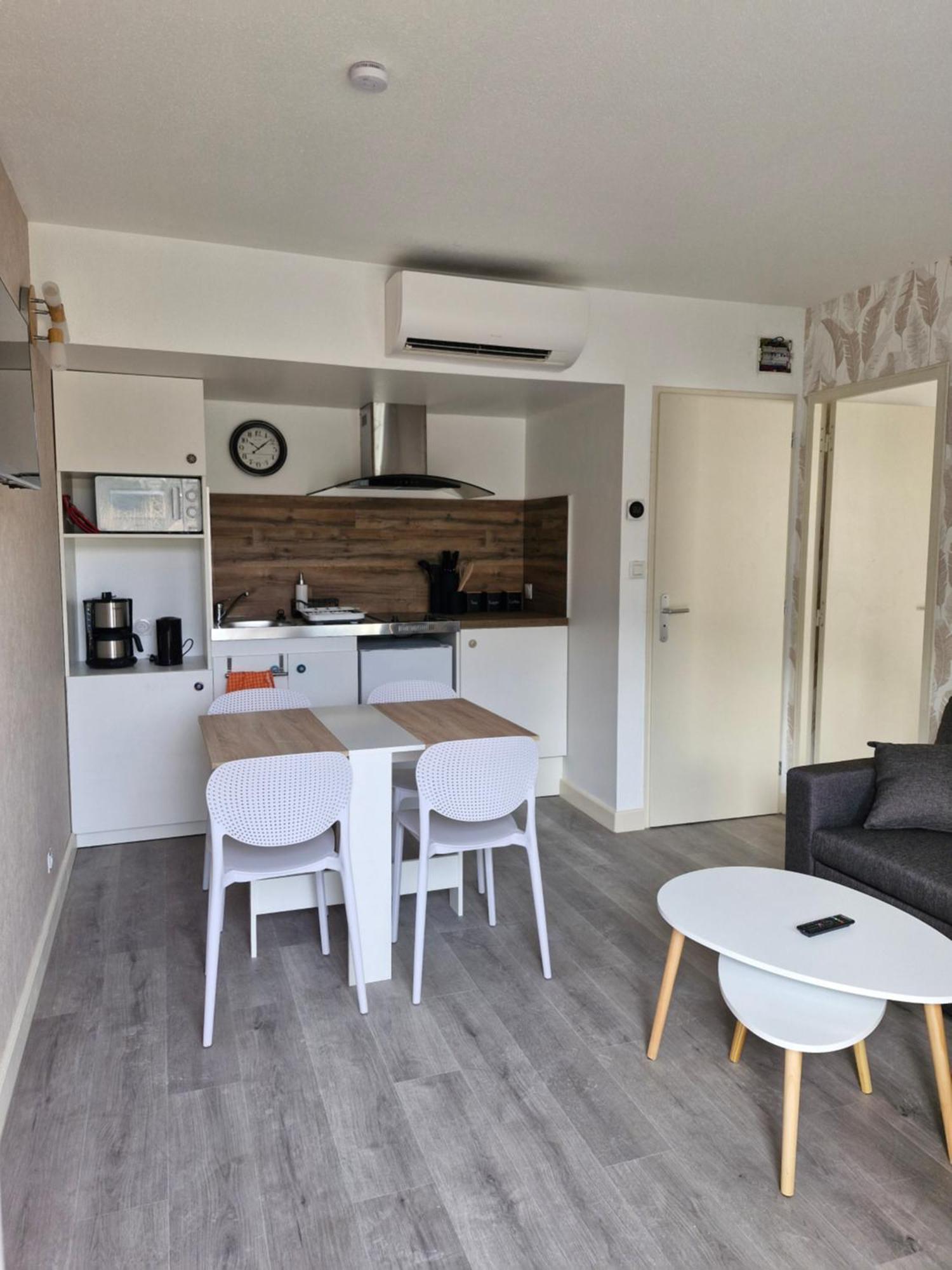 Hotel Le Vanseen Les Vans Eksteriør billede